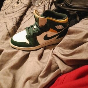 Air Jordan mid super sonics